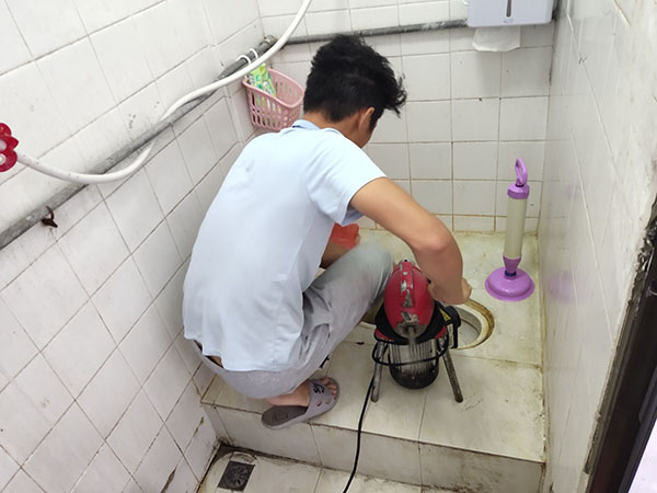 开鲁管道堵塞冒臭气 专业师傅现场解决问题