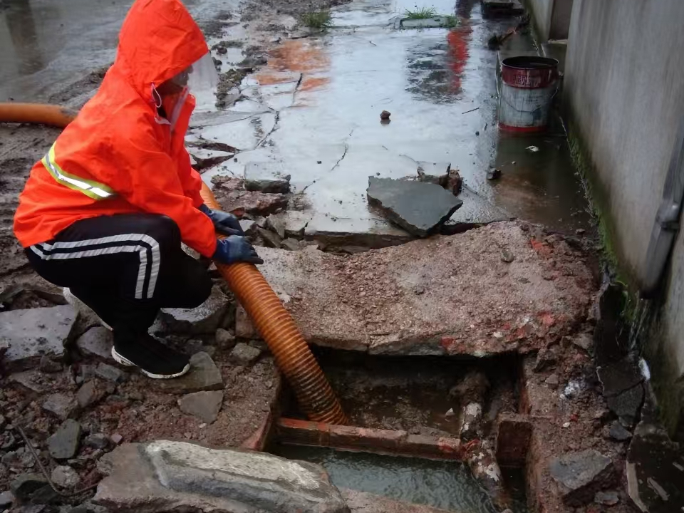 开鲁专业清理污水池 炜誉市政以规范流程守护城市 “肠道”